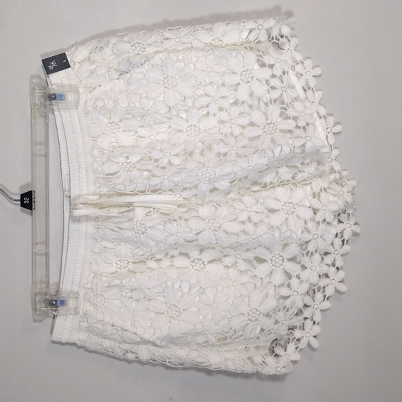 NWT Abercrombie and Fitch floral white shorts size large - Picture 1 of 15
